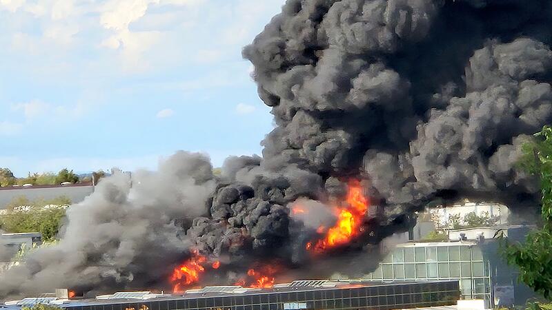 Trampolinhalle in Würzburg brennt Trampolinhalle in Würzburg brennt