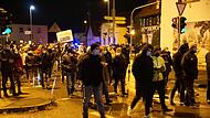 200 Menschen gingen am Dienstag „Auf die Straße gegen die Spaltung der Gesellschaft“.