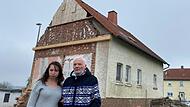Paulina und Gerd Hellmann vor ihrem Haus in Platz. Die sanierungsbedürftige Giebelwand im Hintergrund ist Streitobjekt. Paulina und Gerd Hellmann vor ihrem Haus in Platz. Die sanierungsbedürftige Giebelwand im Hintergrund ist Streitobjekt.