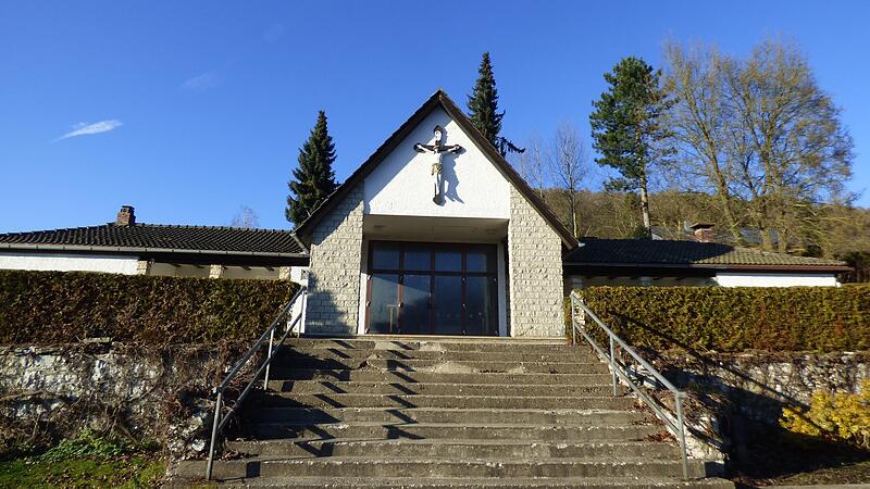 Ein Gutachter hat erhebliche Schäden an der Aussegnungshalle auf dem Friedhof in Ebermannstadt festgestellt. Sie wurde deshalb gesperrt.Forchheim & Fränkische Schweiz