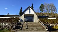 Ein Gutachter hat erhebliche Schäden an der Aussegnungshalle auf dem Friedhof in Ebermannstadt festgestellt. Sie wurde deshalb gesperrt.Forchheim & Fränkische Schweiz