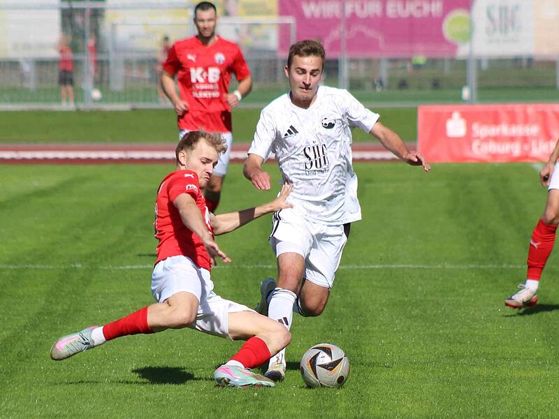 Der Coburger Adrian Guhling kämpft gegen einen Chamer um den Ball.