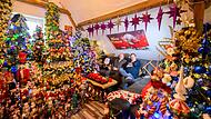 Familie schmückt ihr Haus mit 621 Weihnachtsbäumen