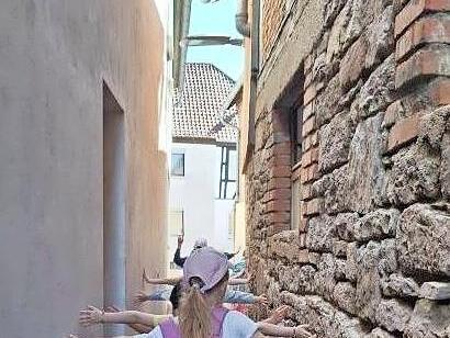 So enge Gassen gibt es in Hammelburg. So enge Gassen gibt es in Hammelburg.