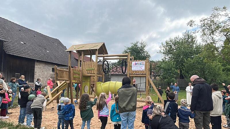 Zum Jubiläum konnten sich die Kinder über das neue Klettergerüst freuen.