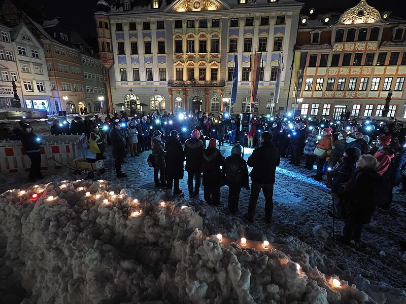 Die &bdquo;Omas und Opas gegen Rechts&ldquo; gestalteten die Gedenkfeier zum Holocaust-Gedenktag.
