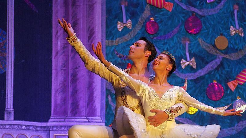 Clara und Prinz (Roberta Maresca und Pasquale Caseli) vom Italian National Ballett in der Nussknacker. Das Ballett bezaubert am zweiten Weihnachtsfeiertag das Publikum in Bad Kissingen. Clara und Prinz (Roberta Maresca und Pasquale Caseli) vom Italian National Ballett in der Nussknacker. Das Ballett bezaubert am zweiten Weihnachtsfeiertag das Publikum in Bad Kissingen.