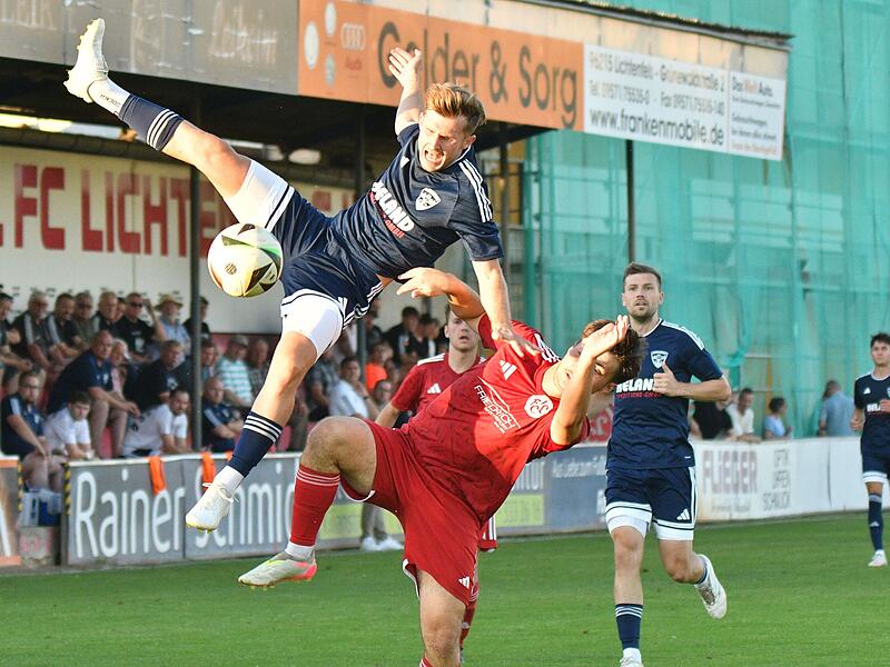 Der FC Lichtenfels um Moritz Mattausch (rechts) und der TSV M&ouml;nchr&ouml;den mit Florian Biemann schenkten sich im Hinspiel im August nichts. Das Derby endete 1:1.