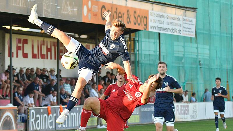 Der FC Lichtenfels um Moritz Mattausch (rechts) und der TSV M&ouml;nchr&ouml;den mit Florian Biemann schenkten sich im Hinspiel im August nichts. Das Derby endete 1:1.