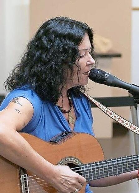Suska K. begleitet sich selbst auf Gitarre. Suska K. begleitet sich selbst auf Gitarre.