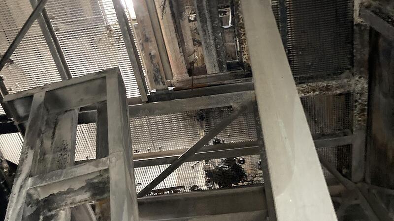 In der Dämmung zwischen dem 50 Meter hohen Ofen und dem Treppenhaus (Bild) hat es gebrannt. Das Feuer hat zu einem Großeinsatz der Rettungskräfte geführt.