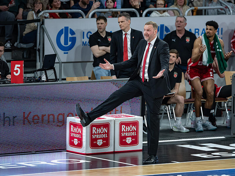 Gavel-Vertreter Arne Woltmann macht mit einem ausgestreckten Bein vor, dass Triers Jordan Roland einen Foulpfiff bewusst herbeigef&uuml;hrt habe.