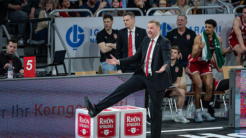 Gavel-Vertreter Arne Woltmann macht mit einem ausgestreckten Bein vor, dass Triers Jordan Roland einen Foulpfiff bewusst herbeigef&uuml;hrt habe.