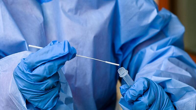 Abstriche auf Omikron zu untersuchen ist aufwendig. Abstriche auf Omikron zu untersuchen ist aufwendig.