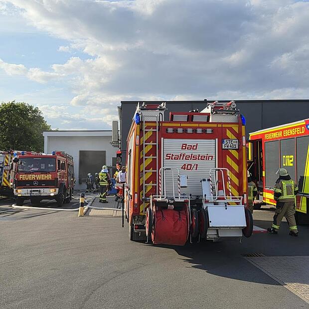 Supermarkt in Bad Staffelstein evakuiert: Feuerwehr bek&auml;mpft Rauchentwicklung