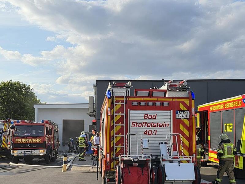 Supermarkt in Bad Staffelstein evakuiert: Feuerwehr bek&auml;mpft Rauchentwicklung