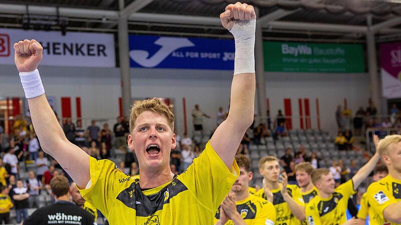 Hoch die H&auml;nde, Heimsieg: Viktor Glatthard und seine Teamkollegen lassen sich von den knapp 1500 HSC-Fans in der HUK-Arena feiern.