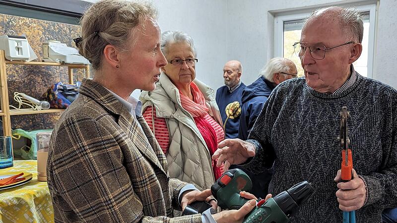 Sigrun Wagner bringt ihren defekten Akkuschrauber zum T&uuml;ftlertreff. Gerhard Weith pr&uuml;ft, ob eine Reparatur m&ouml;glich ist.