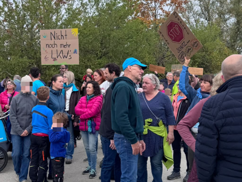 In Kalchreuth und Heroldsberg sind viele B&uuml;rgerinnen und B&uuml;rger gegen die geplante M&uuml;lldeponie auf dem Mistelberg. Am 6. Oktober hat eine Initiative dagegen demonstriert.