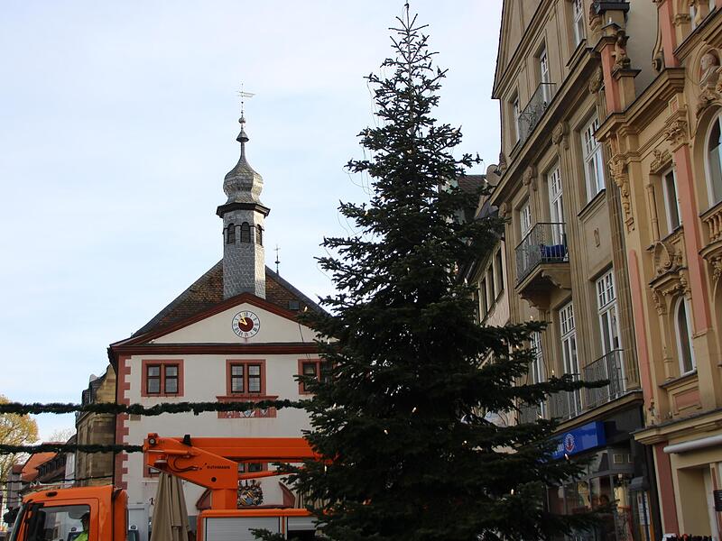 Eine acht Meter hohe Nordmanntanne schm&uuml;ckt den Marktplatz.