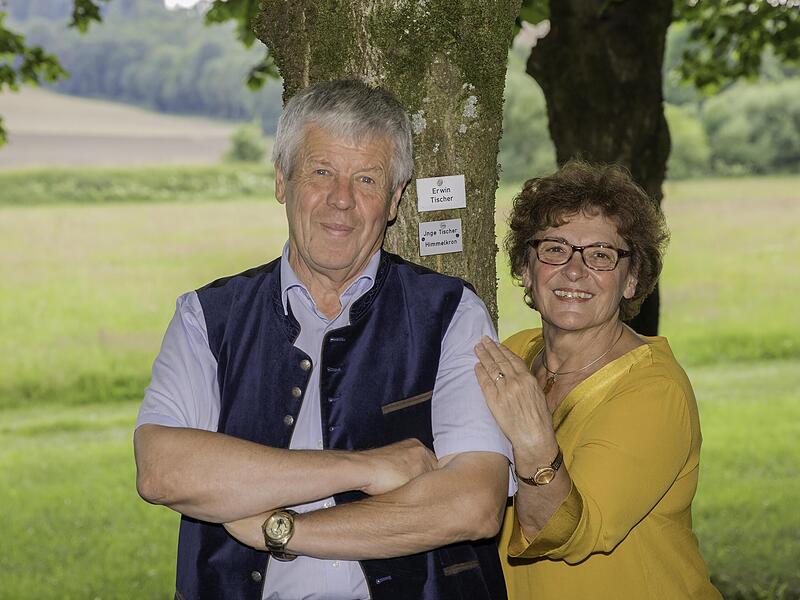 Inge und Erwin Tischer mit ihrem Baum in der Himmelkroner Lindenallee.