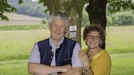 Inge und Erwin Tischer mit ihrem Baum in der Himmelkroner Lindenallee.