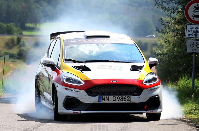 Im Jahr 2021 gab es die bisher letzte Rallye Fränkisches Weinland, die Strecke am Lagerberg nutzte der AMSC zuletzt 2019. Auf dem Foto ist ein Bremsmanöver von Fred und Kerstin Teuscher aus dem Jahr 2021 zu sehen. Im Jahr 2021 gab es die bisher letzte Rallye Fränkisches Weinland, die Strecke am Lagerberg nutzte der AMSC zuletzt 2019. Auf dem Foto ist ein Bremsmanöver von Fred und Kerstin Teuscher aus dem Jahr 2021 zu sehen.