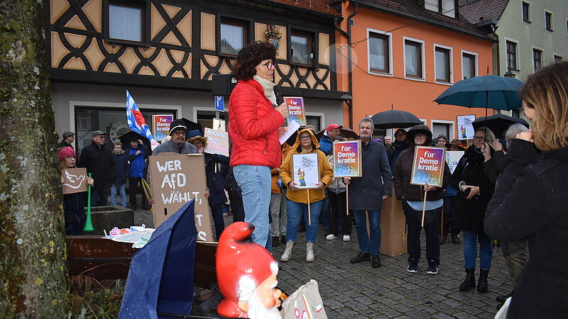 Karin Bernhardt, Gr&uuml;nderin des B&uuml;rgerforums gegen die Naziaufm&auml;rsche vor 17 Jahren, spricht auf der Demo f&uuml;r Demokratie in Gr&auml;fenbergDemo gegen Rechts in Gr&auml;fenberg am 26. Januar 2024