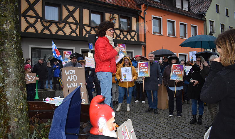 Karin Bernhardt, Gr&uuml;nderin des B&uuml;rgerforums gegen die Naziaufm&auml;rsche vor 17 Jahren, spricht auf der Demo f&uuml;r Demokratie in Gr&auml;fenbergDemo gegen Rechts in Gr&auml;fenberg am 26. Januar 2024