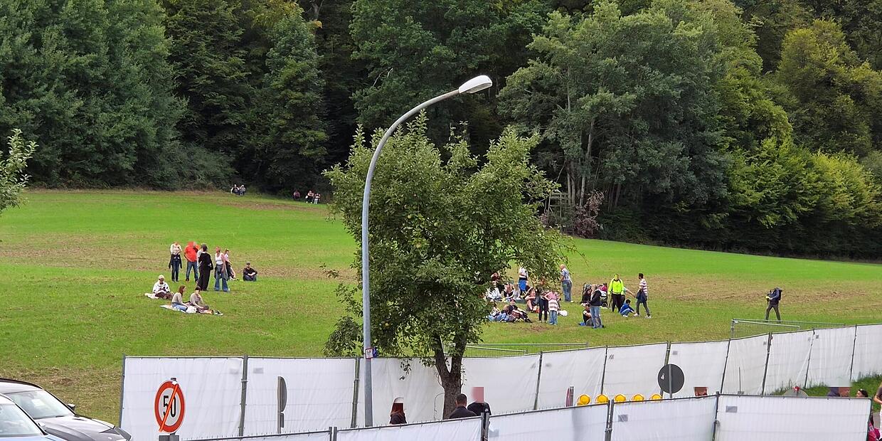 Nach Konzert fährt Landwirt mit Traktor auf Menschenmenge zu