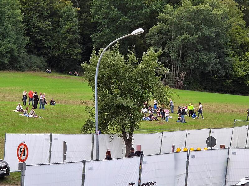 Wincent Weiss beim Open Air in Bad Kissingen Auf dem feld hinter dem Turniergebäude sitzen Menschen, die das Konzert von Wincent Weiss von draußen verfolgen. Das sorgte bei dem Landwirt für einen Ausraster.