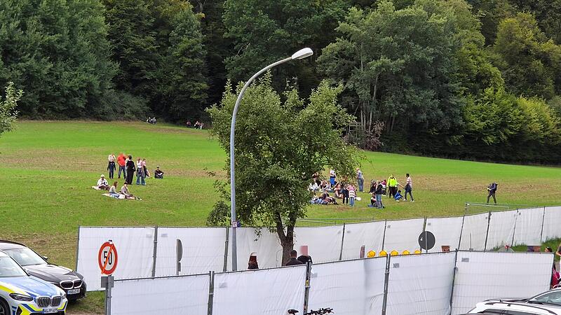 Wincent Weiss beim Open Air in Bad Kissingen Auf dem feld hinter dem Turniergebäude sitzen Menschen, die das Konzert von Wincent Weiss von draußen verfolgen. Das sorgte bei dem Landwirt für einen Ausraster.