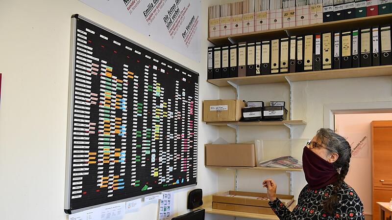 Anne Maar vor dem Regieplan, der ständig neu organisiert werden muss.