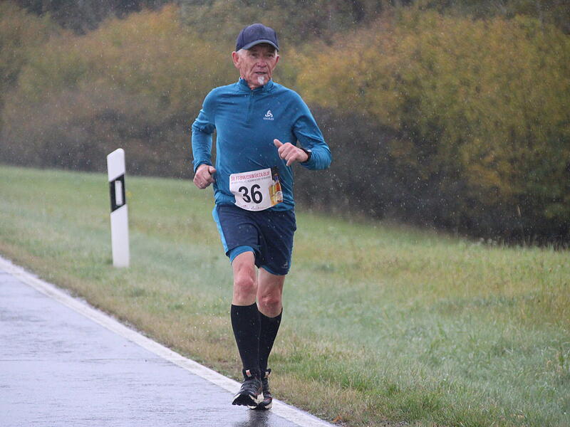 Trotz nasskaltem Herbstwetter lie&szlig;en sich die Sportler den Spa&szlig;  beim 38. Frankenwaldlauf der LG Ludwigschorgast nicht vermiesen.