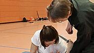 Karate-Meisterin Christine Lehmann unterrichtete im Auftrag der Volkshochschule in der Eggerbachhalle Selbstverteidigung.