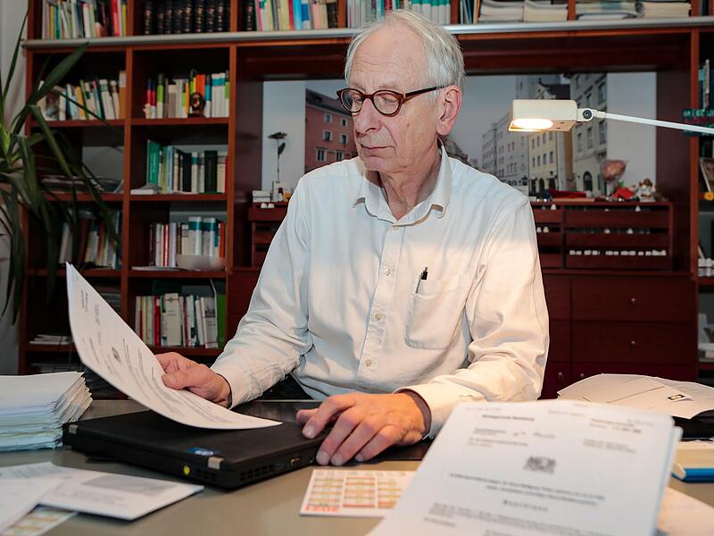 Dr. Ernst Trebin in seiner Bamberger Praxis