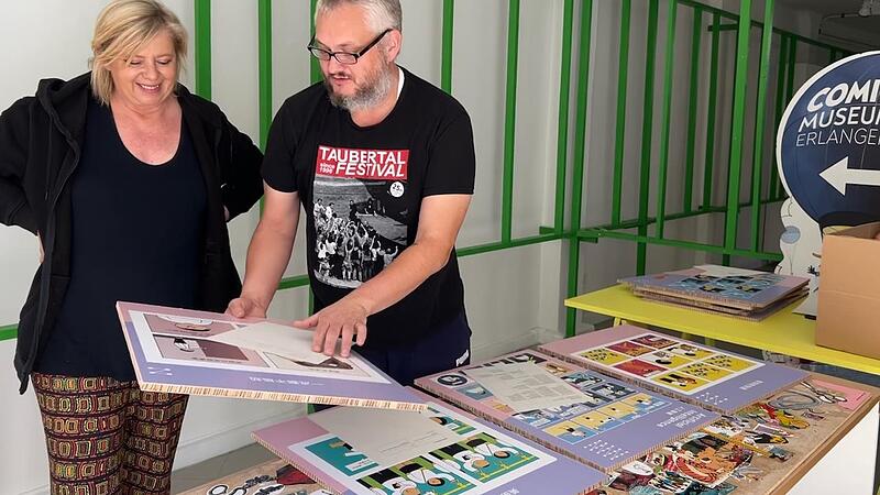 Lisa Neun und Tobias Ott bereiten die n&auml;chste Ausstellung im Aktionsraum des Erlanger Comicmuseums vor.