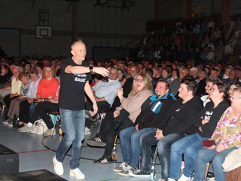 Kabarettist Michl M&uuml;ller in H&ouml;chstform: Mit gewohntem Wortwitz, ausdrucksstarker Mimik und vollem K&ouml;rpereinsatz rei&szlig;t der &bdquo;Dreggsagg&ldquo; in der nahezu ausverkauften Neustadter Frankenhalle sein Publikum mit &ndash; und sucht dabei immer wieder die direkte N&auml;he zu den begeisterten Besuchern.
