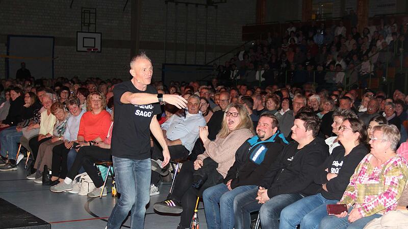Kabarettist Michl M&uuml;ller in H&ouml;chstform: Mit gewohntem Wortwitz, ausdrucksstarker Mimik und vollem K&ouml;rpereinsatz rei&szlig;t der &bdquo;Dreggsagg&ldquo; in der nahezu ausverkauften Neustadter Frankenhalle sein Publikum mit &ndash; und sucht dabei immer wieder die direkte N&auml;he zu den begeisterten Besuchern.
