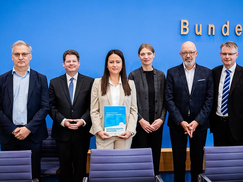 Führende Wirtschaftsinstitute stellen neue Konjunkturprognose vo