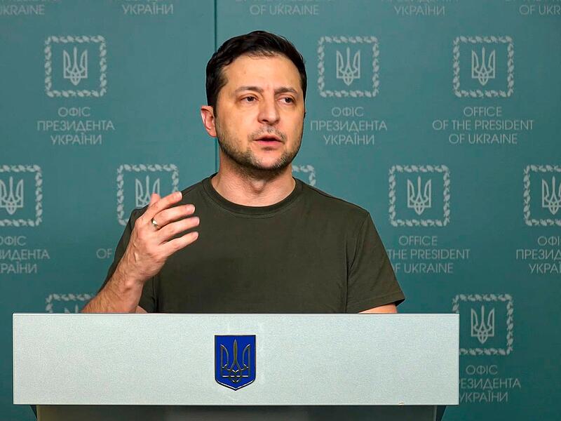 Auf diesem Standbild aus einem Video des Pressebüros des ukrainischen Präsidenten spricht Wolodymyr Selenskyj, Präsident der Ukraine, zur Nation. Der ukrainische Präsident Wolodymyr Selenskyj rief seine Landsleute in Videobotschaften zur Abwehr russischer Angriffe auf.
