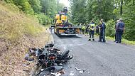 Ein Motorradfahrer aus Coburg und ein Motorradfahrer aus Hof fanden am Sonntagvormittag den Tod im Landkreis Haßberge. Ungeklärt ist bislang, warum der eine Motorradfahrer auf der Straße in dem wenig befahrenen Waldstück von seinem Weg abkam und i...