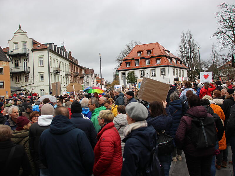 Demokratie Demo "Nie wieder ist jetzt in Bad KissingenDemokratie Demo "Nie wieder ist Jetzt" in Bad Kissingen