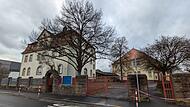 Die denkmalgeschützten Gebäude der Henneberg-Grundschule in Garitz müssen erhalten werden. Der Pausenhof soll zur neuen Dorfmitte umgestaltet werden.