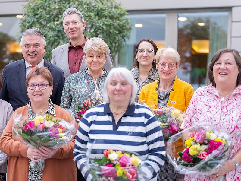 Sieben zum Teil sehr langj&auml;hrige Besch&auml;ftigte hat das Klinikum in den Ruhestand verabschiedet. Das Foto zeigt die Geehrten zusammen mit Gesch&auml;ftsf&uuml;hrerin Brigitte Angermann (links) und Landrat Klaus Peter S&ouml;llner (Dritter von links) sowie Betriebs...