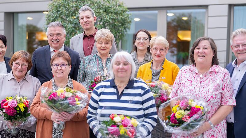 Sieben zum Teil sehr langjährige Beschäftigte hat das Klinikum in den Ruhestand verabschiedet. Das Foto zeigt die Geehrten zusammen mit Geschäftsführerin Brigitte Angermann (links) und Landrat Klaus Peter Söllner (Dritter von links) sowie Betriebs... Sieben zum Teil sehr langjährige Beschäftigte hat das Klinikum in den Ruhestand verabschiedet. Das Foto zeigt die Geehrten zusammen mit Geschäftsführerin Brigitte Angermann (links) und Landrat Klaus Peter Söllner (Dritter von links) sowie Betriebs...