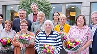 Sieben zum Teil sehr langj&auml;hrige Besch&auml;ftigte hat das Klinikum in den Ruhestand verabschiedet. Das Foto zeigt die Geehrten zusammen mit Gesch&auml;ftsf&uuml;hrerin Brigitte Angermann (links) und Landrat Klaus Peter S&ouml;llner (Dritter von links) sowie Betriebs...
