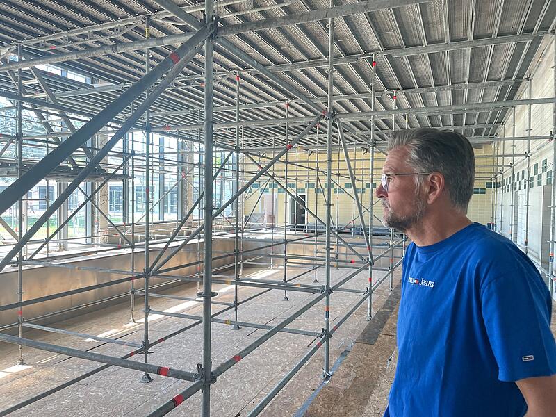 Bürgermeister Karsten Fischkal an der Dauerbaustelle im Schulschwimmbad in Adelsdorf.