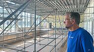 Bürgermeister Karsten Fischkal an der Dauerbaustelle im Schulschwimmbad in Adelsdorf.