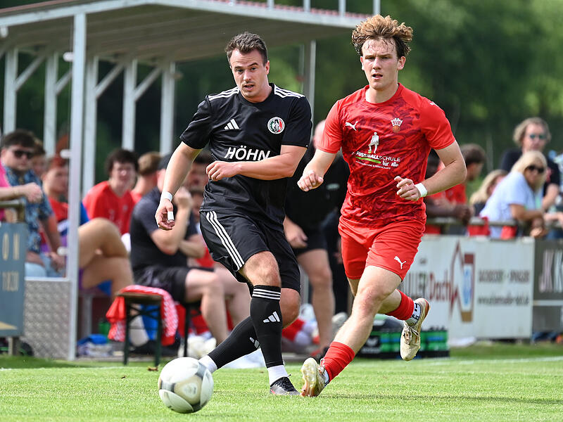Lukas Schwalb (in Rot) und der SV Buckenhofen gastieren am Freitagabend beim SC Schwabach.